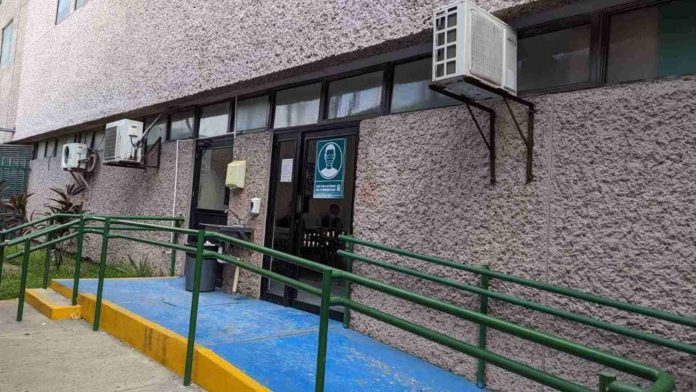 Hombre ingresa a hospital vestido de médico e inyecta veneno a paciente