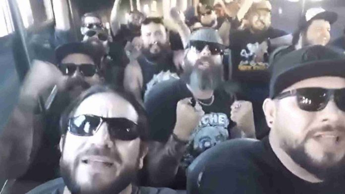 Metaleros se vitalizan por cantar canción de Yuri