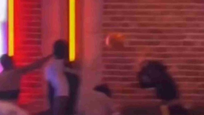Mujer lanza bola de boliche a una joven durante una pelea