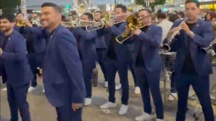 En redes sociales circula un video de la Banda El Recodo tocando en las calles de Shibuya, Japón.