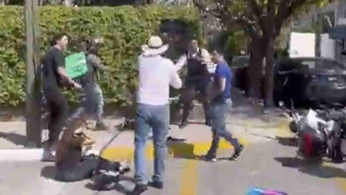 Policía golpea a dos mujeres en calles de Jalisco