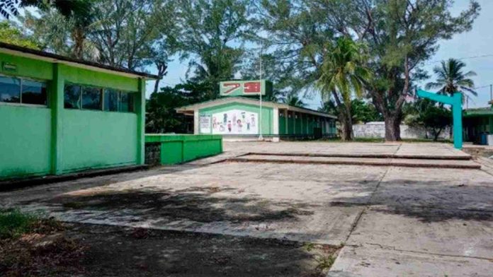 Profesor encierra a alumnos en salón de clases por no llevar la tarea