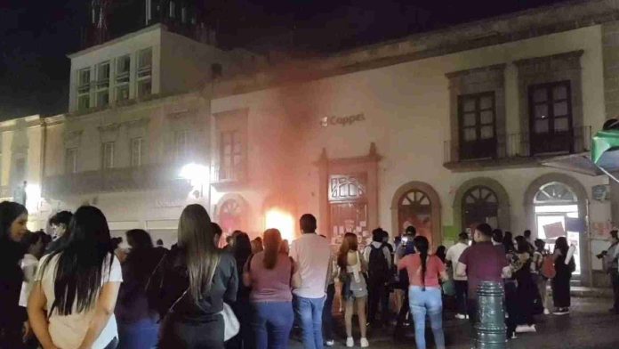 Queman tienda departamental donde fue asesinada una trabajadora en Durango