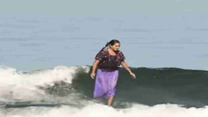 Surfista mexicana sorprende al dominar las olas portando huipil