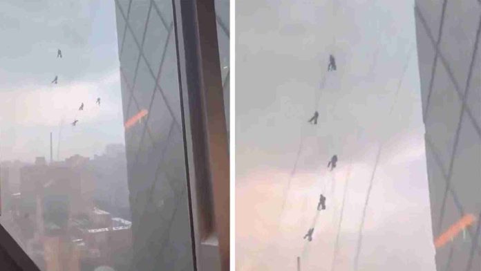 Trabajadores quedan colgando a varios metros en edificio de Beijing