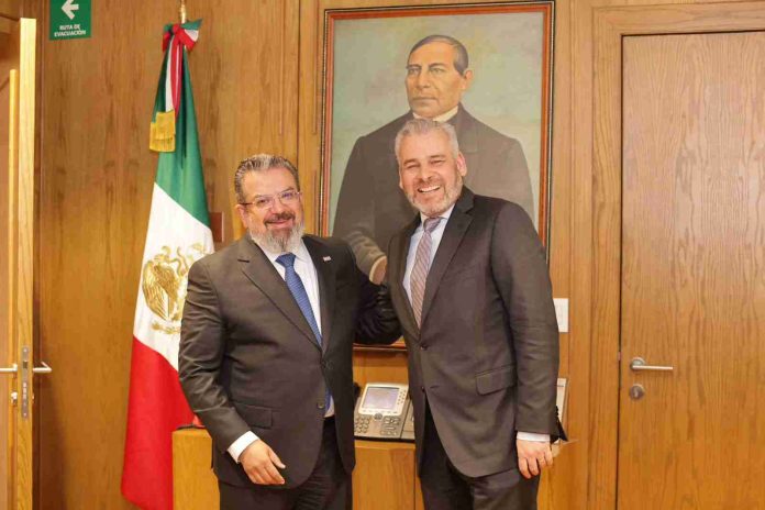 El gobernador Alfredo Ramírez Bedolla solicitó a la Secretaría de Infraestructura, Comunicaciones y Transportes (SICT) su intervención para rehabilitar más de mil kilómetros de carretera federal en Michoacán.