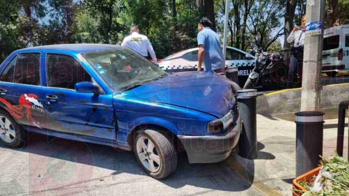 Se roba un auto, choca y se mete a una casa de la VP