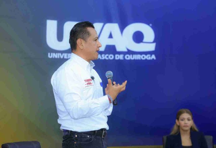 Deporte y cultura, claves para alejar a jóvenes de la violencia: Torres Piña a estudiantes de la UVAQ
