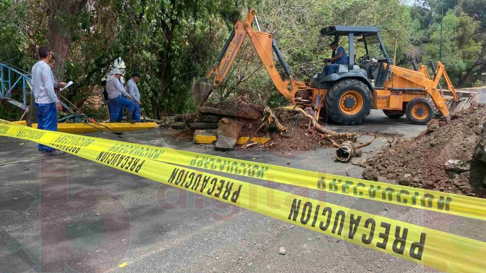 Se hunde la avenida Solidaridad por un socavón Se hunde la avenida Solidaridad por un socavón