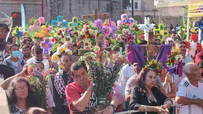 Albañiles vuelven a llenar la Plaza del 'Caballito' en Día de la Santa Cruz