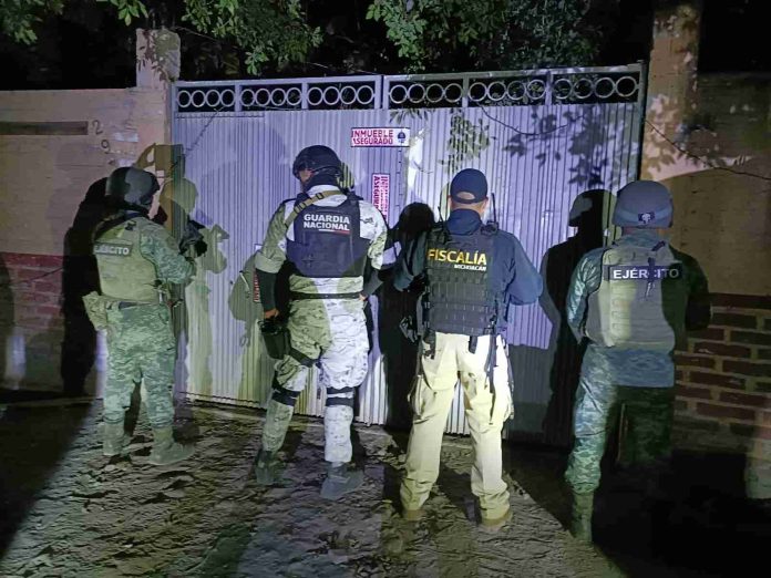 Aseguran en Apatzingán armamento y estupefacientes tras denuncia anónima
