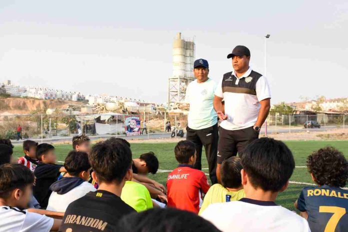 Marco Antonio Ferreyra Espinosa del Club Bravos de Juárez motiva a jóvenes talentos en su desarrollo deportivo