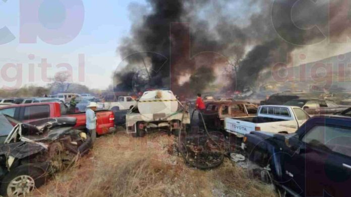 Se incendia corralón de autos en carretera Apatzingán - Buena Vista