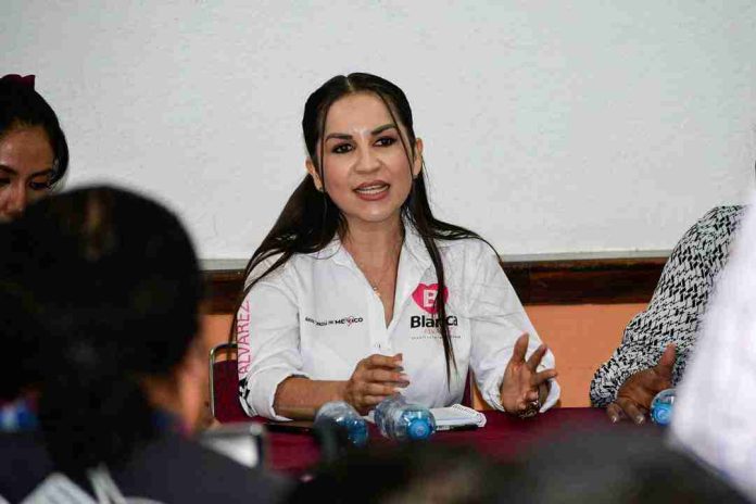 Blanca Álvarez se compromete a fortalecer el cuerpo de Bomberos de Apatzingán