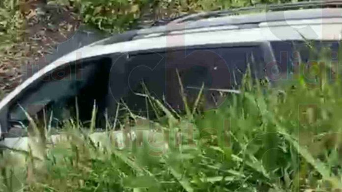 A nadar, camioneta cae a canal de agua en Morelia