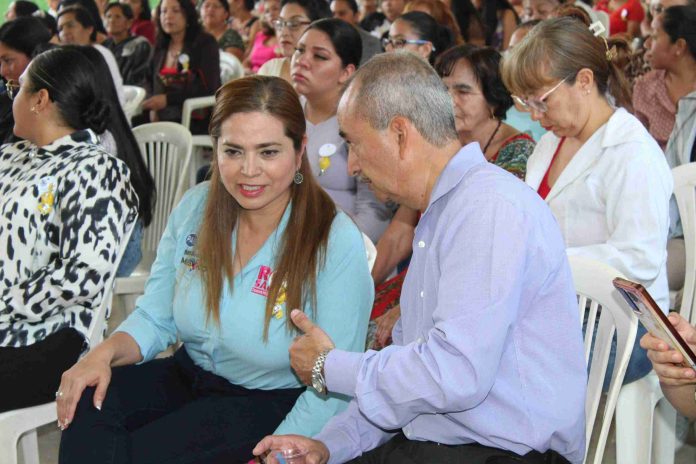 Rosy Salinas reconoce labor de maestros de Zitácuaro