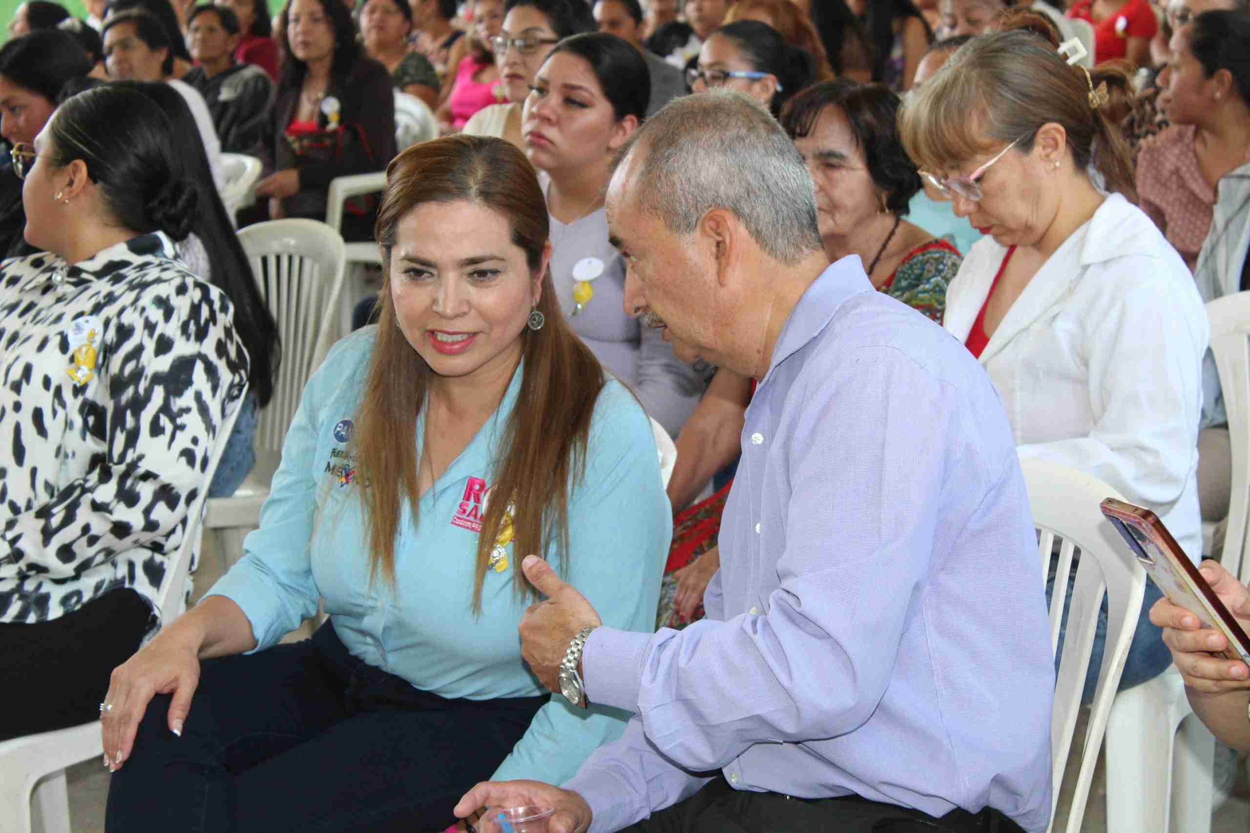 Rosy Salinas reconoce labor de maestros de Zitácuaro Rosy Salinas reconoce labor de maestros de Zitácuaro