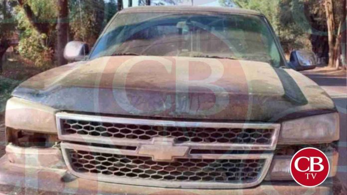 Hallan hombre asesinado dentro de camioneta abandonada