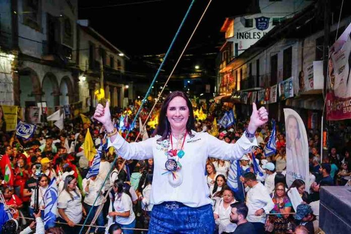Arropan quiroguenses a Macarena Chávez