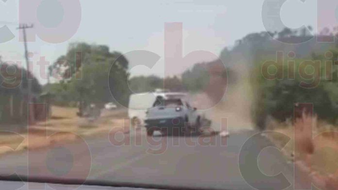 Descuido termina en brutal choque de camionetas