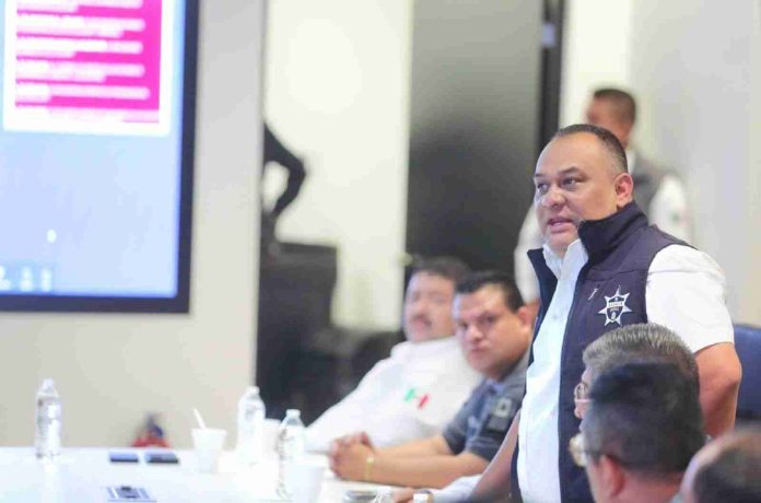 Esta mañana fue instalado el Centro de Mando para garantizar que las elecciones del 2 de junio se desarrollen en Michoacán de manera segura y ordena. Autoridades electorales, de seguridad y de gobierno estarán atentos para dar conocimiento y atender cualquier situación que altere el orden público en las casillas o sus inmediaciones a través de 5 mil cámaras y con el despliegue de 12 agentes policiales y castrenses.