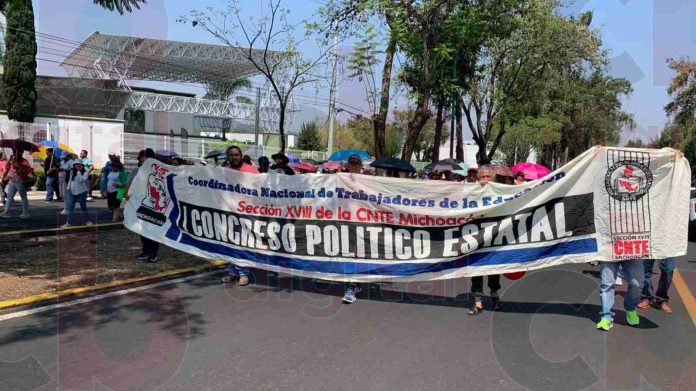 Agremiados de la CNTE se manifiestan buscando un aumento salarial del 100%