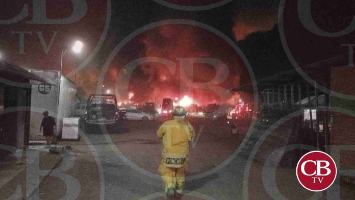 Se queman más de 100 autos en un corralón de Uruapan