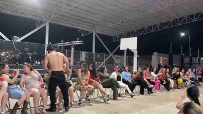 #Video: Festejan a mamás con strippers y dividen opiniones
