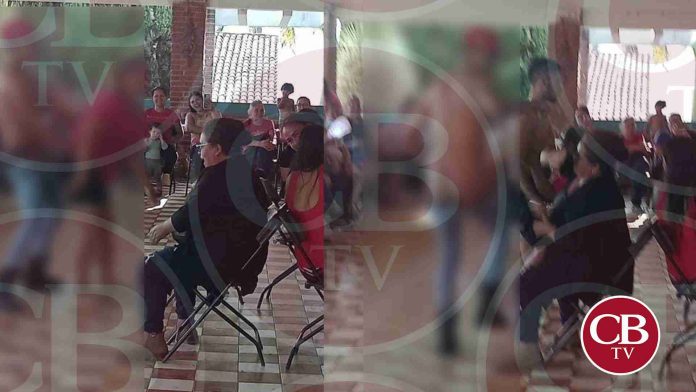 Candidatos del PAN festejan a las mamás con strippers