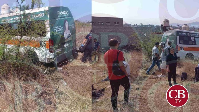 Combi sin control choca una barda en Tarímbaro