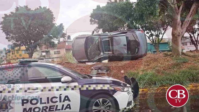 Auto a punto de caer al río chico de Morelia