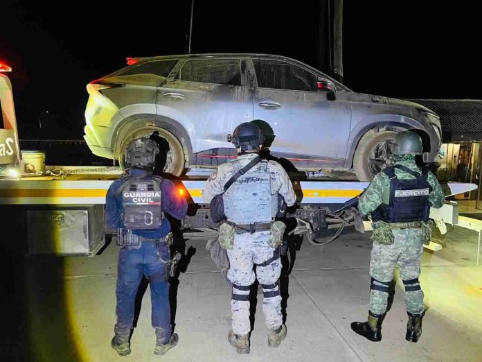 Agentes federales y estatales aseguran 6 vehículos robados, un arma y explosivos en Chilchota