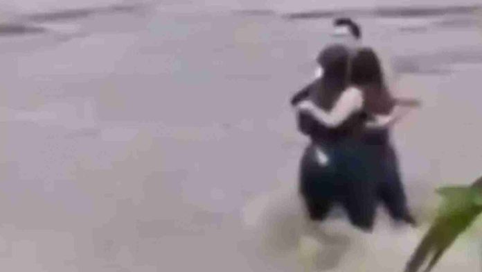Amigos se abrazan antes de morir ahogados en un río en Italia
