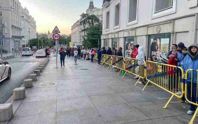 Con largas filas de votantes inició la jornada electoral en Madrid y París