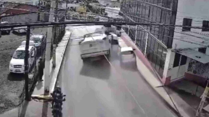 Camión se queda sin frenos y embiste varios vehículos en Huixquilucan