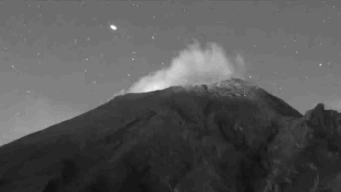 Captan extraña luz saliendo del volcán Popocatépetl