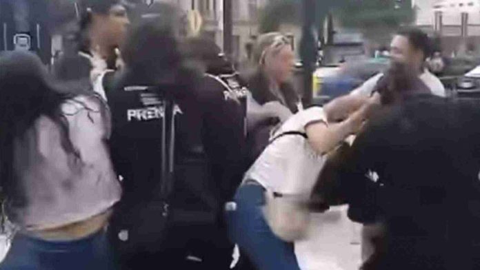 Fotógrafos protagonizan pelea por el control de las graduaciones en Saltillo