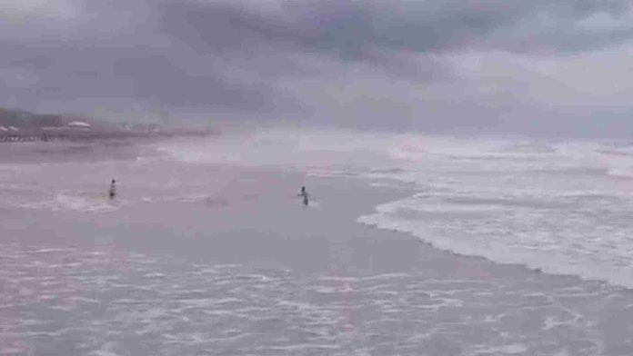 Hombre ingresa a nadar al Mar pese a tormenta tropical “Alberto”