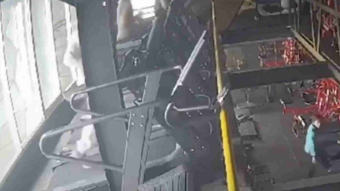 Joven pierde el control en caminadora y cae desde la ventana de un tercer piso