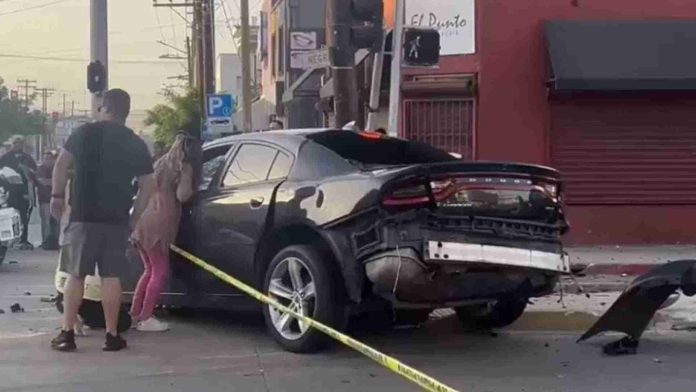 Mujer intenta despertar a su hijo al descubrir que murió tras choque en Tijuana