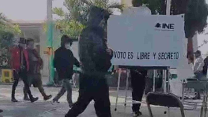 Sujetos armados roban paquetes electorales en Puebla