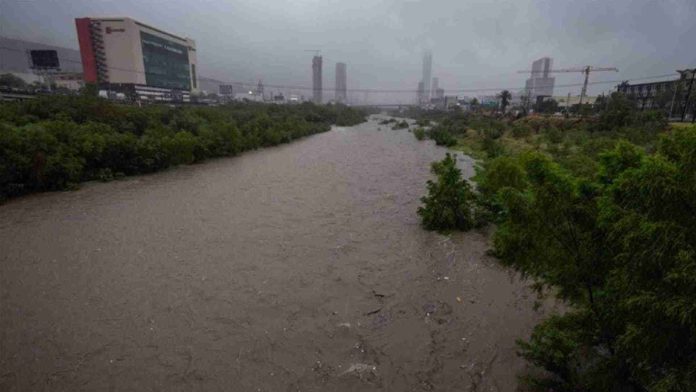 Tormenta tropical sacude las costas de México y deja tres muertos