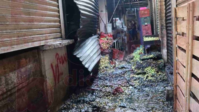Incendio termina con 20 locales en mercado de Apatzingán