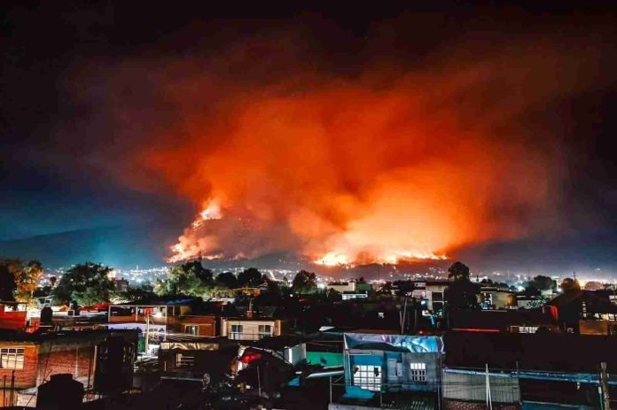 Consume fuerte incendio el cerro de la Cruz en Uruapan
