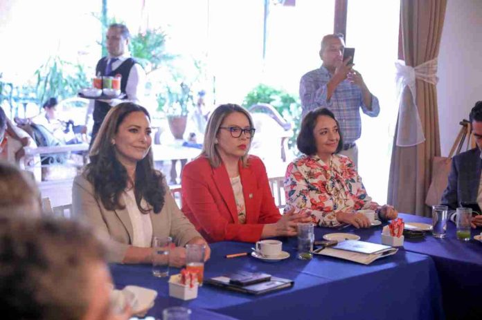UMSNH y CANACO SERVYTUR plantean ruta para potenciar competencias profesionales en universitarios