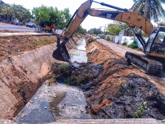 Obras Publicas Continúa con Limpieza de Canales