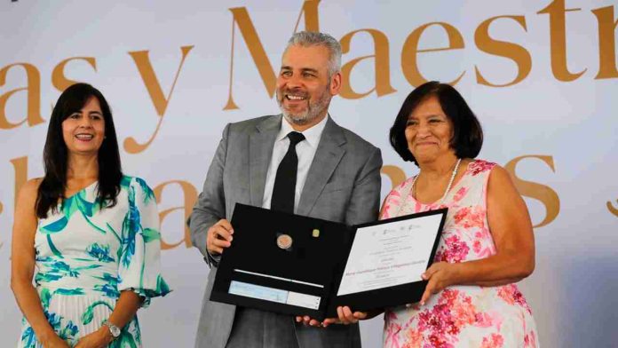 ''Serán entregados antes de concluir junio estímulos a maestros con más de 30 años de servicio'': autoridades educativas
