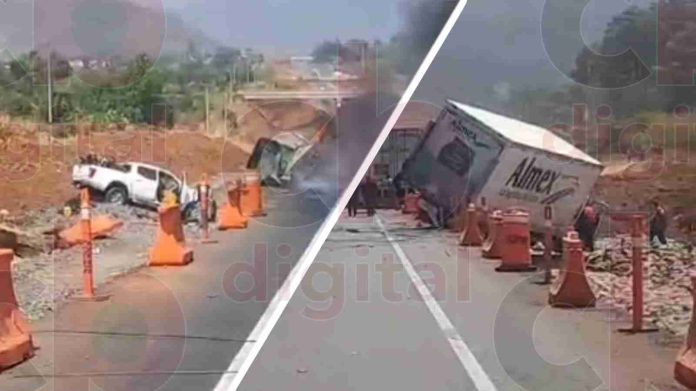 Tráiler impacta varios autos en la Siglo XXI