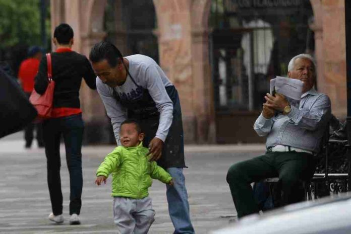 En Michoacán solo 8 mil 700 padres viven con sus hijos: INEGI