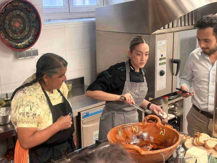 Con su sazón, cocinera tradicional michoacana conquista España
